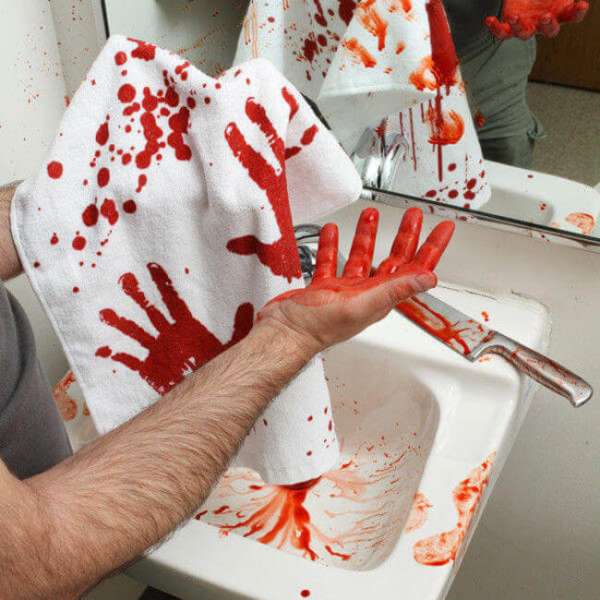 Handtuch Hände in Blutbad